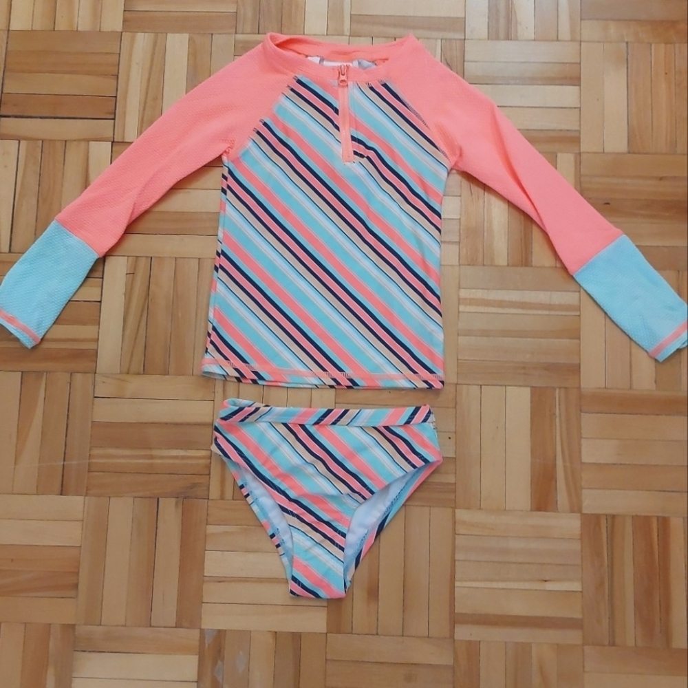 3/25$💚Girls  rushguard swimming suit size 3T